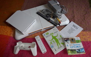 Wii-konsolisetti peleillä, ohjaimella ja tasapainolaudalla