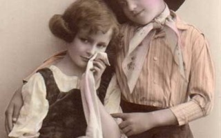LAPSI / Poika käsi lohduttavana tytön olalla. 1900-l.