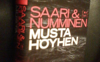 Saari & Numminen MUSTA HÖYHEN ( 1 p. 2012 ) Sis.postikulut