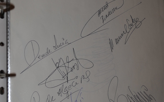 Paco De Lucia + bändi nimikirjoitukset paperilla
