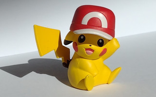 FIGUURI: Pikachu Ashin lakki päässä (virallinen, Tomy)