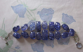 Muhkea hopeoitu rannekoru, sininen violetti, säröt 18-20 cm
