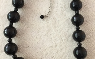 Mustat helmet, pituus 42 cm + säätövara