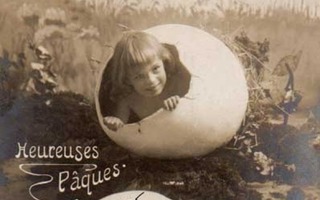 LAPSI / Iloinen lapsi kurkistaa suuren munan sisältä 1900-l.