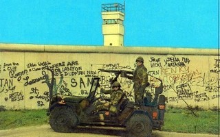 Vanha postikortti Berliini, muuri ja sotilaat jeepissä