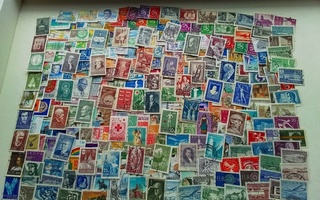 Yli 300 erilaista Suomi postimerkkiä