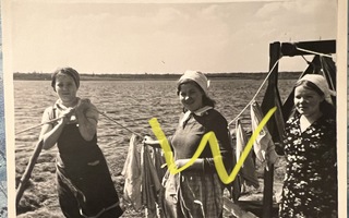 Valokuva Semsjärvi kesäkuu 1942 karjalaisnaiset pyykillä
