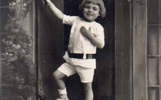 LAPSI / Reipas pieni poika ovella ja kukkia. 1920-l.