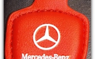 Pieni nahkainen punainen Mercedes avaimenperä