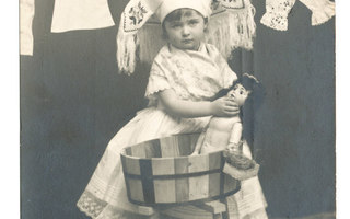 Tyttönen kylvettää nukkeaan  - kulk. 1908