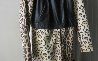 Leopardikuvioitu takki. Koko M