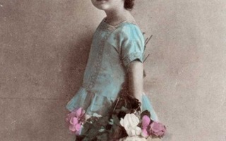 LAPSI / Pikkutyttö sinisessä mekossa ja ruusuja. 1910-l.