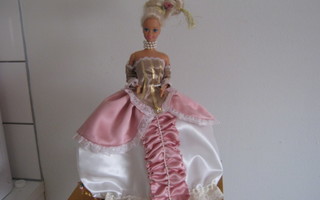 Barbie asu Marie Antoinette.