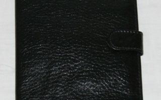 Musta nahkainen lompakko Nokian logolla