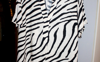 Tunika reilu L -koko mustavalkoinen paita seepra kuvio