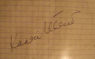 Kaari Utrio nimikirjoitus paperilla