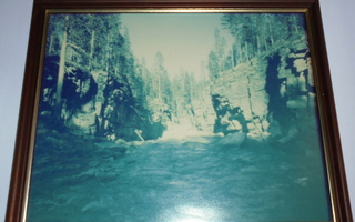 Kehystetty valokuva jylhästä koskimaisemasta, koko 28 x 22