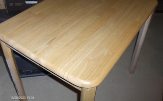 Aaltotyyliä, ruokapöytä+olohuoneen pöytä+2 tuolia