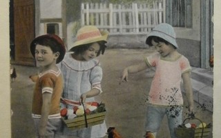 Lapset keräävät munia, kanat katselevat, Pääsiäispk, p. 1914