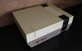NES 8-bit konsoli (PAL-B/SCN) *Huollettu pelkkä konsoli*