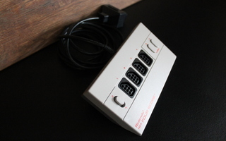 NES Four Score - ohjainadapteri, NES-043A