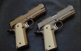 Airsoft WE Desert Warrior 1911 Pistooli x 2 Lipas x 3