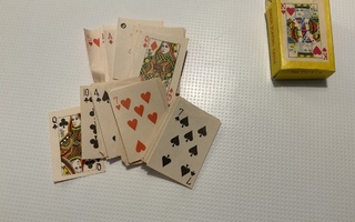 Minikokoiset pelikortit , vintage. Kaikki 52 tallella