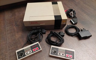 NES (PAL) + kaksi ohjainta + piuhat