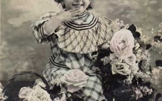 LAPSI / Ujo pieni tyttö suurten ruusujen keskellä. 1900-l.
