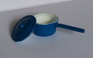Miniatyyri sininen kahvallinen kattila