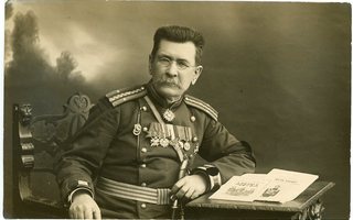 Valokuvapostikortti tunnetusta venäläisestä upseerista