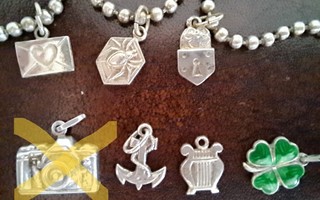 Hopeakorut: 6 amulettia + 2 ranneketjua
