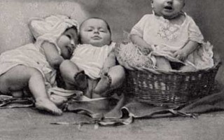 LAPSI / Valkopukuisia vauvoja röyhelömekoissaan. 1900-l.