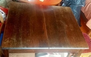 Pöytä + 4 tuolia