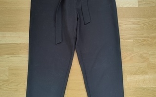 Mustat suorat housut somittavalla vyöllä (M)