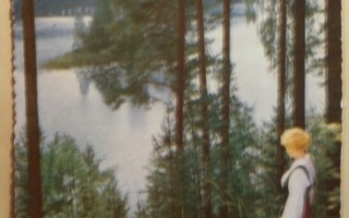 Kansanpukuiset leidit harjulla katsomassa järvelle, p. 1961