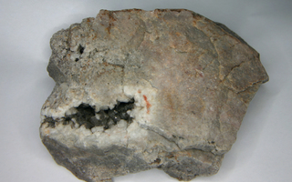 Peikon pää 723 grammaa kvartsikiteitä emäkivessä 16 cm