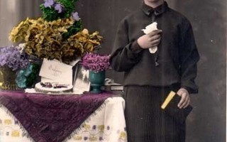 KONFIRMAATIO / Konfirmoitu tyttö lahjapöydän luona. 1920-l.
