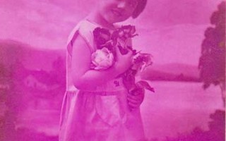LAPSI / Pieni tyttö ruusunpunaisessa valossa. 1920-l.