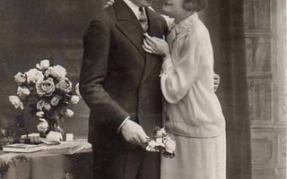 RAKKAUS / Tytön käsi miehen kaulassa salongissa. 1900-l.