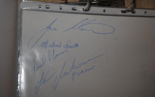 James Morrison + yhtyeen nimikirjoitukset paperilla