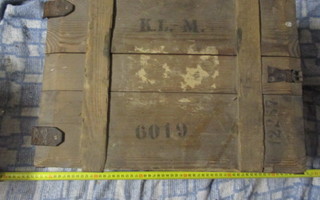 vanha puinen ammuslaatikko