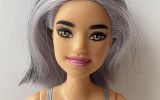 Barbie nukke värilliset hiukset