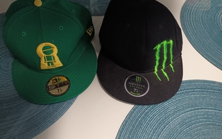 Monster Energy ja New Era 59 Fifty lippikset.