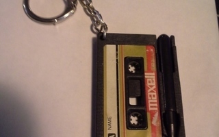 Avaimenperä C-kasetti jossa kynä