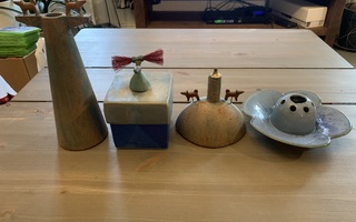 Neljä erilaista keramiikka koristetta ruukkua öljylamppua
