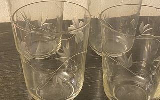 Neljä vanhaa kaunista lasia hiotulla kuviolla