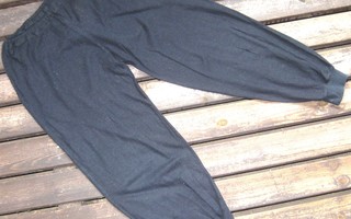 Mustat housut 130