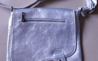 Käsilaukku olkalaukku  hopea väri upea käytetty