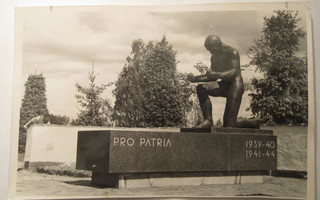 VANHA Valokuva Pietarsaari Sankaripatsas 1940-luku 18x12cm